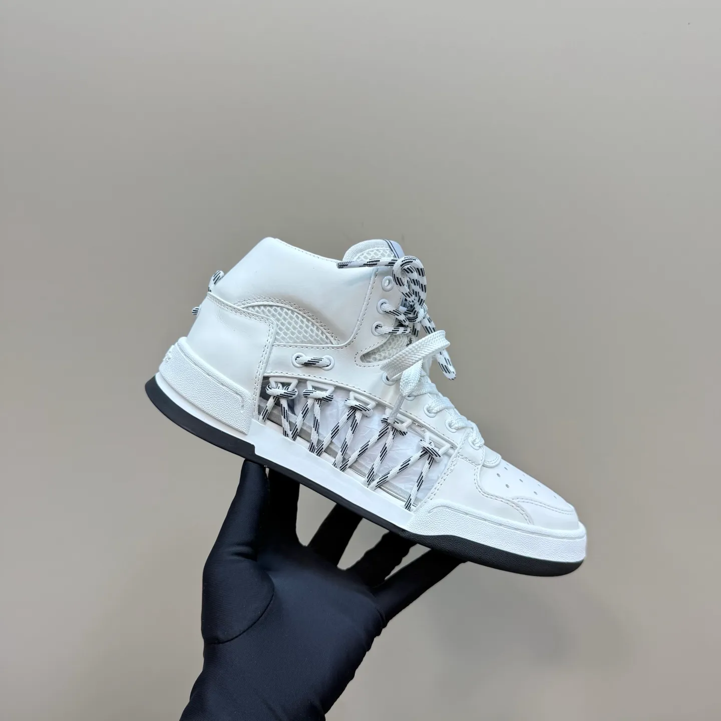 👟👟Ex-factory price 580👟👟 New in the 2025 series, this Dior, C'est sneaker shows eye-catching and fashionable style. Carefully crafted, the hollow design on the side of the upper is super fashionable, and the details also add a touch of elegance. The lightweight two-tone sole offers exceptional comfort and sporty style. Can add a stylish touch to any casual look. The tongue and sole are decorated with Christian Paris logo, and Niu Jing is designed with cowhide leather. Women's size 35-40 (customized to 40)